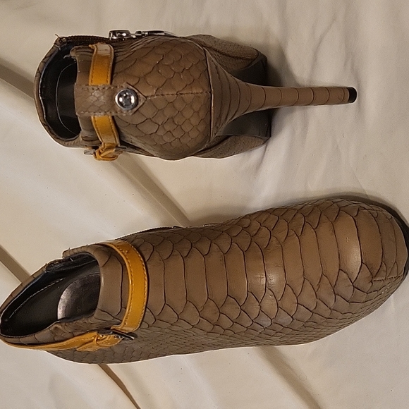 Guess snake high heal boot - Picture 4 of 4